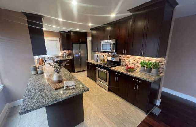 Advent - Gorgeous & Spacious Two Bedroom Home in Oakland W/ Backyard! photos photos