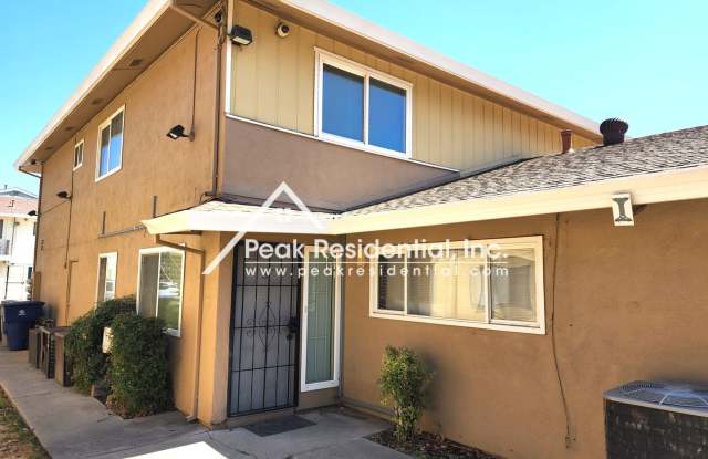 Spacious 2bd/1ba Sacramento Fourplex Gallery 3