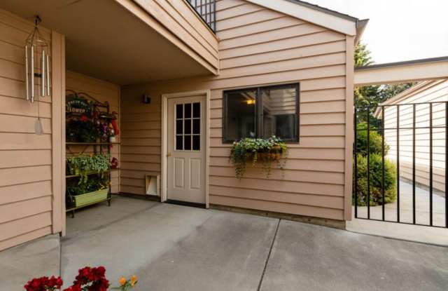 Furnished 2 BR 1 1/2 BA Townhouse Unit near Sky Lakes/Oregon Tech photos photos