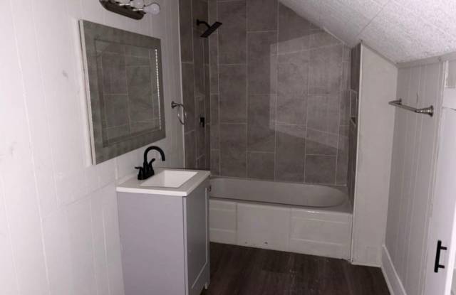 Spacious 5BR Duplex in Port Arthur Gallery 3