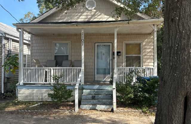 Downtown Wilmington Home, 2 Bedrooms | 1 Bathroom | Move-in Ready photos photos