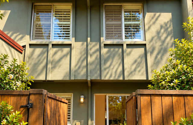 Adorable 3 Bed 1.5 Bath Covell Commons Condo (Fall Rental) Gallery 1