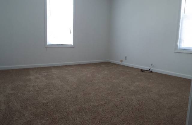 Three Bedroom/One bathroom house with carport for rent. Gallery 4