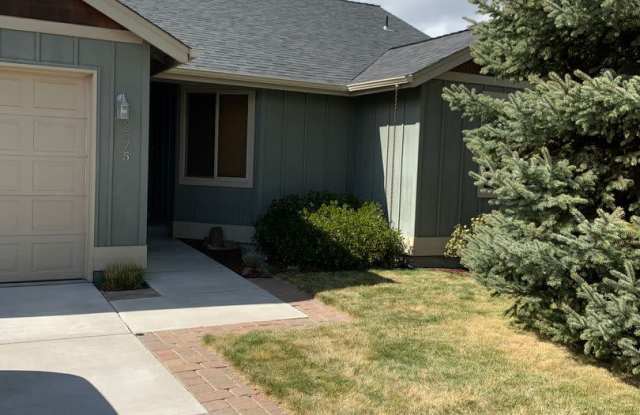 Fully Furnished Home is NE Bend Short Term Rental photos photos