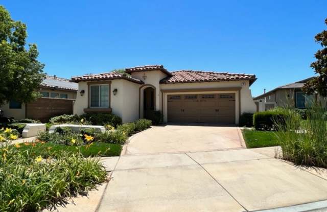 Exquisite 3 bed 2 bath luxury home in JP Ranch! Gallery 1