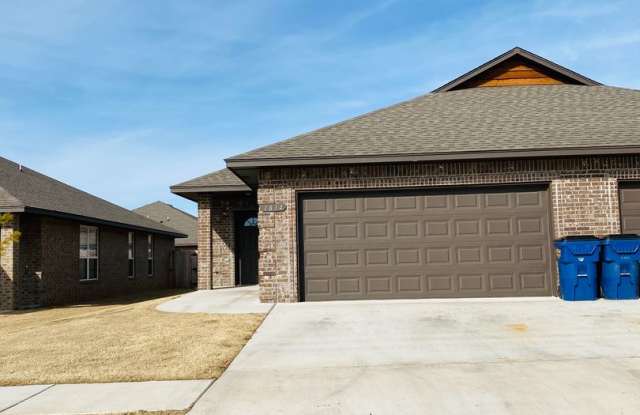 3br 2ba duplex with 2 car garage! Gallery 1