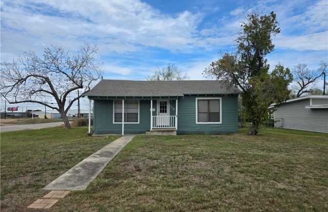 702 E Anaqua Avenue - 702 Anaqua Avenue, Victoria, TX 77901