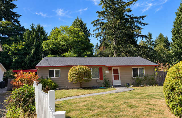 Charming Mid-Century Rambler: Original Hardwoods & Fenced Yard – Close to Light Rail! Gallery 3