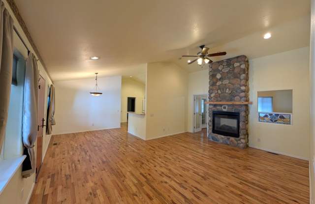 Beautiful 3 Bedroom Home in a Quiet Neighborhood Gallery 4