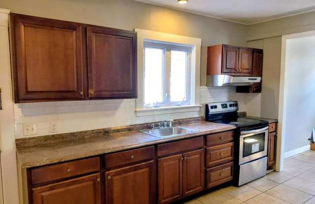 *****Cranston/Eden Park – Four Bed Duplex - $3,150***** Gallery 4
