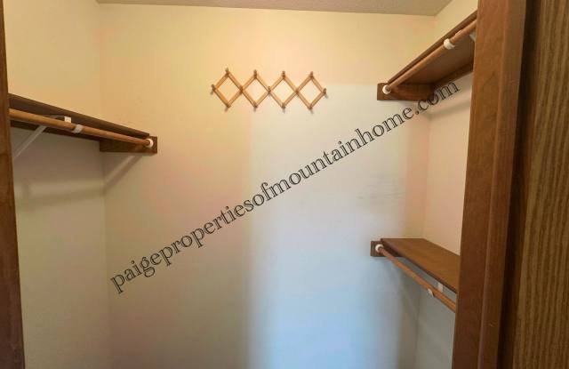 Bright & Spacious 3 Bed / 2 Bath Home in Town! photos photos