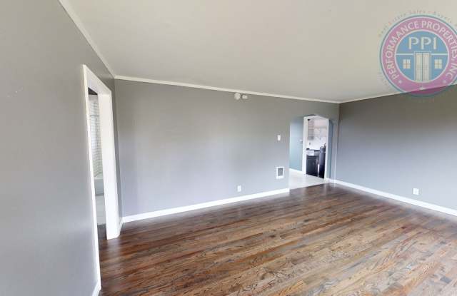 Prime Oregon City Location - Three Bedroom Bungalow, Completely Renovated, Beautiful Backyard !!! Gallery 4
