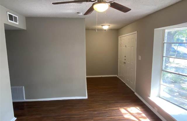 Very Large 2/2.5 Townhome with covered parking Gallery 4