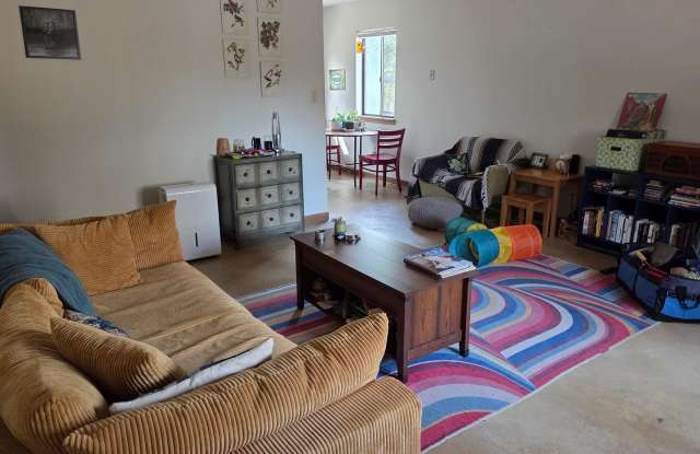 2 bed 1 bath duplex on Barber St. Gallery 4