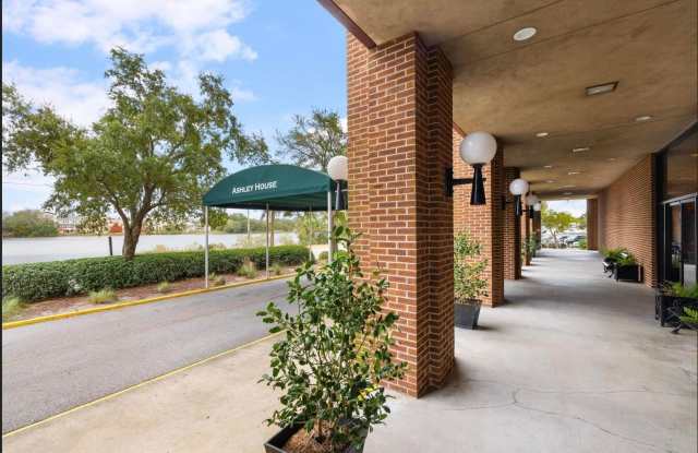 Renovated Two Bedroom Condo in Downtown Charleston Gallery 4