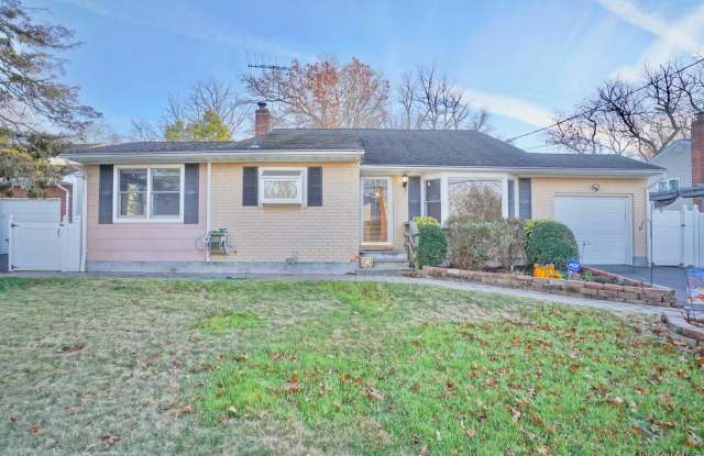 34 Oakley Drive - 34 Oakley Drive, Huntington Station, NY 11746