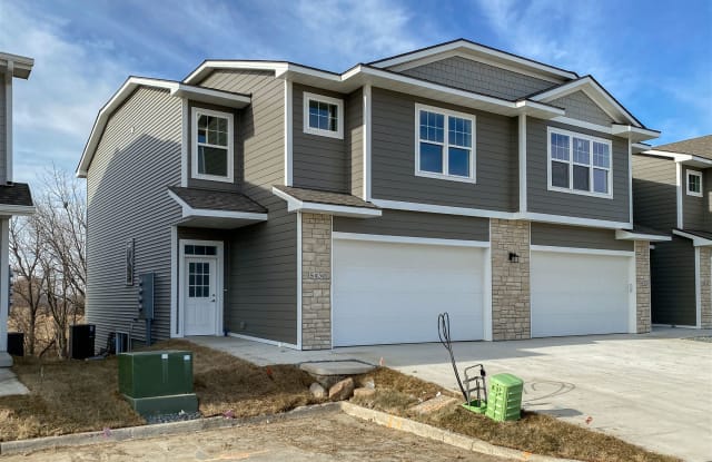 Waterford Creek Townhomes - 5424 154th Ct, Urbandale, IA 50323