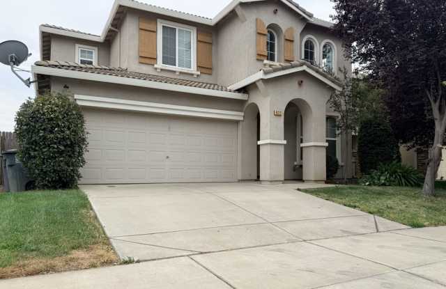 Spacious 3/2.5 ready to be called home!!!! Move in special! Half off first month's rent. Gallery 1