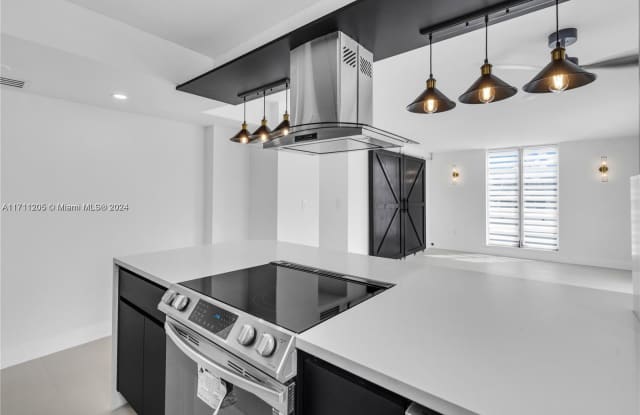 8305 Crespi Boulevard Gallery 2