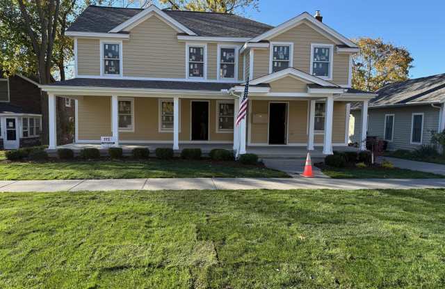 627 N River unit: 3 photos photos