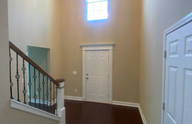 HUGE FENCED YARD, COMMUNITY POOL Gallery 3