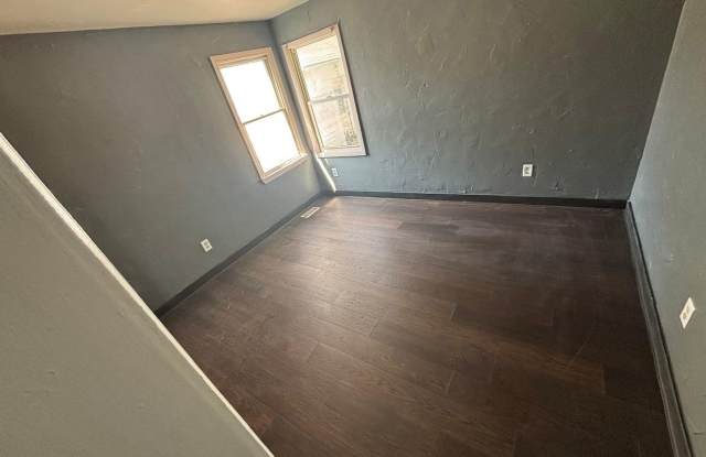 Charming 2BR House in Lansing Gallery 3