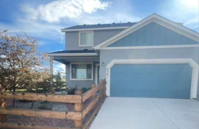 Beautiful Townhome with Fenced Yard! Gallery 3