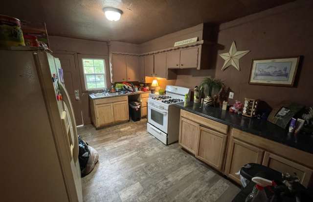 Beautiful 3 bed bed 1 bath make ready home is available! Gallery 3