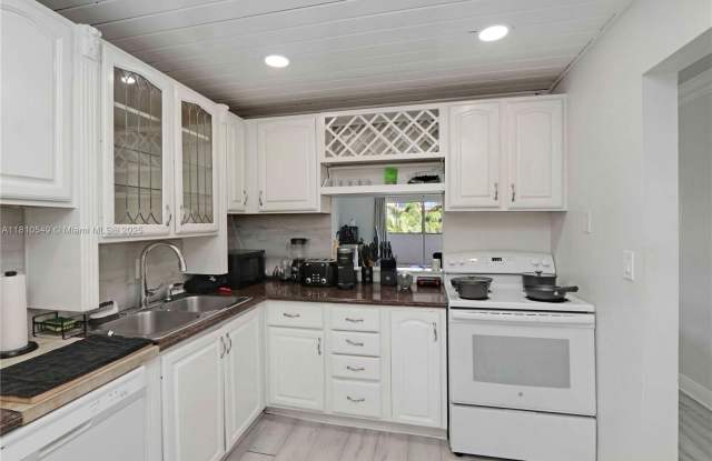 6886 N Kendall Dr photos photos