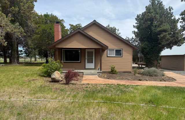 2 Bed/1.5 Bath Single Level Farm House with Mountain Views photos photos
