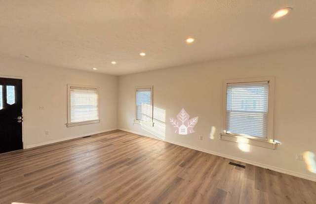 Beauty Near the College photos photos