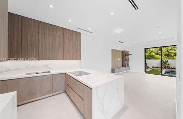 2710 Le Jeune Rd th 2710, Coral Gables, FL 33134 Gallery 1