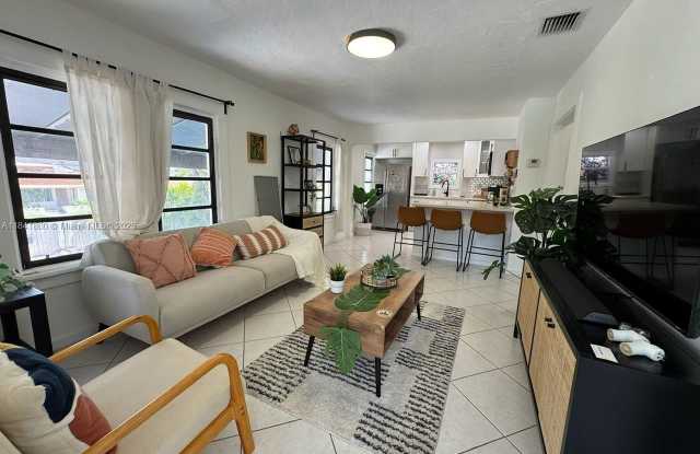 3901 SW 6th St photos photos