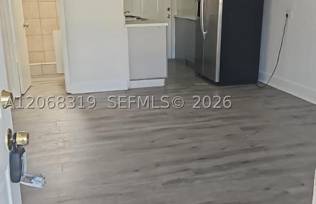 1715 NW 8th Ct Gallery 3