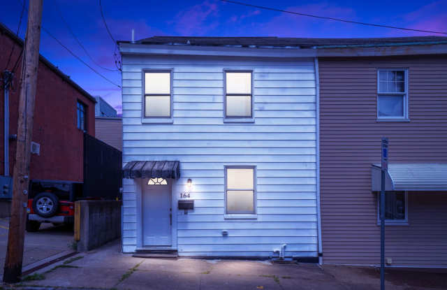 Luxury 3 bed 2 bath, large courtyard, amazing south side flats location! photos photos