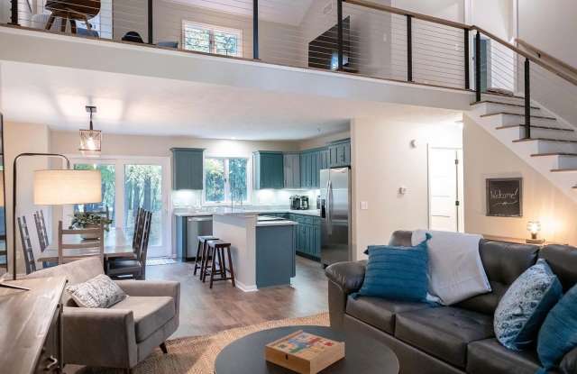 Gorgeous 3-Bedroom Waterfront Home in Saugatuck Gallery 1