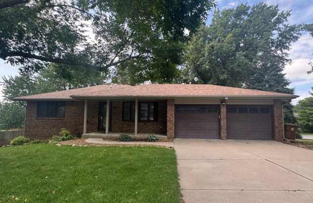 Beautiful walk-out house in SOUTH Lincoln photos photos