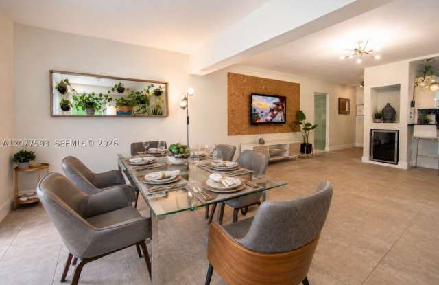 909 N 13th Ct Gallery 4