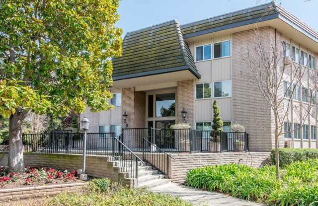 Heart of downtown Los Altos, walk to everything, in a quiet top floor location. - 150 West Edith Avenue, Los Altos, CA 94022