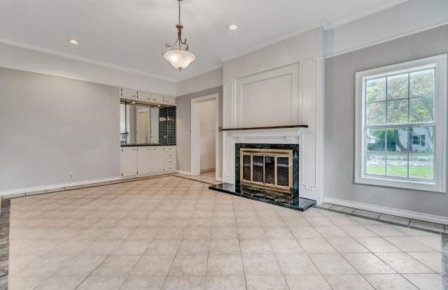 3-BEDROOM IN ALAMO HEIGHTS W/ POOL Gallery 4