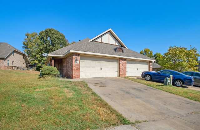 Updated Duplex in a perfect location! 6 Min to U of A! photos photos