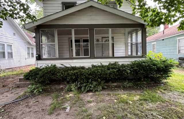 Large 4 Bedroom 1.5 Bathroom HOUSE SPECIAL - 1338 North Adams Street, South Bend, IN 46628