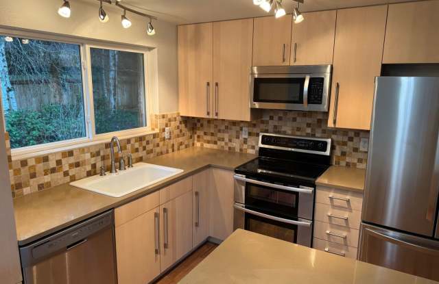 Large 3 bedroom home near Boeing Gallery 4