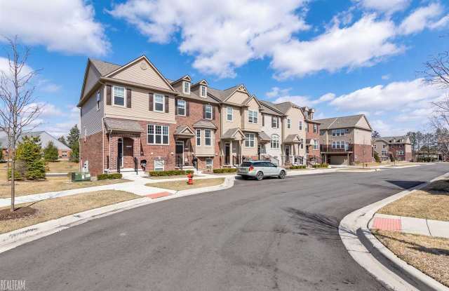 2713 Helmsdale - 2713 Helmsdale Cir, Rochester Hills, MI 48307
