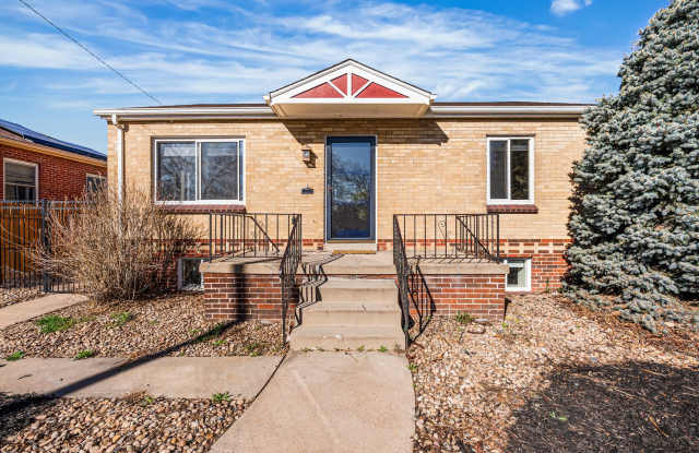 Available NOW! 3 Bedroom 2 Bath Beautiful Home in Sunny Side! photos photos