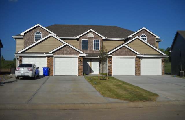 2 Bedroom, 2.5 Bathroom Oak Valley Townhouse - 13645 Oak Valley Drive, Platte County, MO 64079