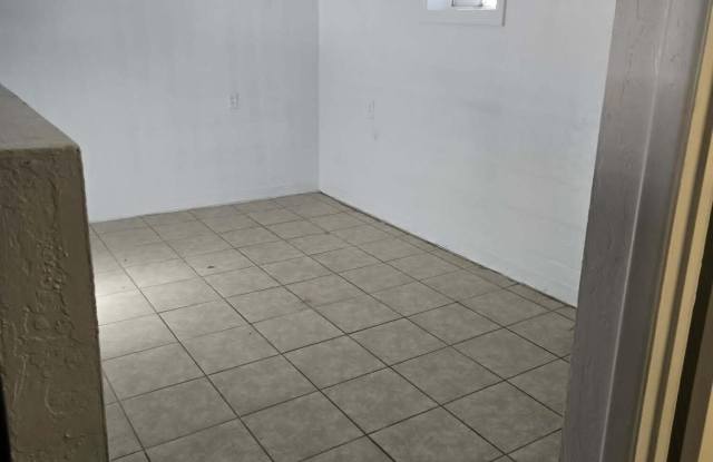 909 N KADOTA Avenue Gallery 4