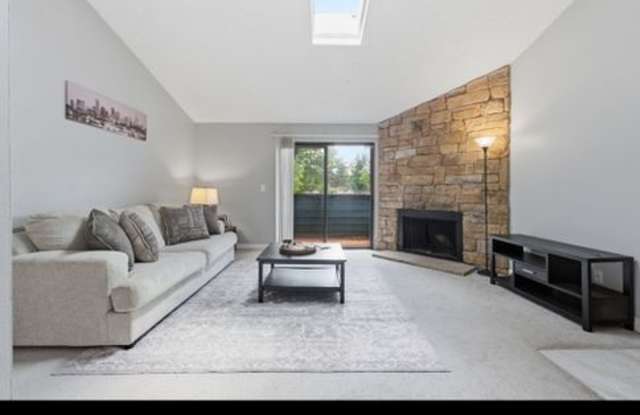 Charming 2BR Condo in Aurora Gallery 4