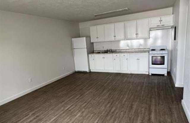 907 RUSS LAKE DRIVE, UNIT 401 - 907 Russ Lake Drive, Springfield, FL 32404