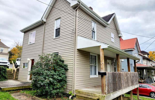3 Bed/2 Full Bath House with 4 Parking Spots In Wiles Hill Area - AVAILABLE 05/19/2027 Gallery 1